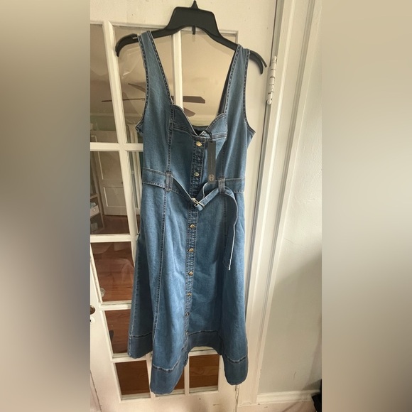 Spring 🌺 NWT HOUSE OF HARLOW MIDI DENIM DRESS 6
🚨 My prices are firm no discount - Picture 3 of 9
